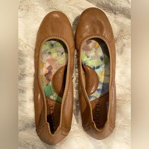 Born, Size 6.5, Tan